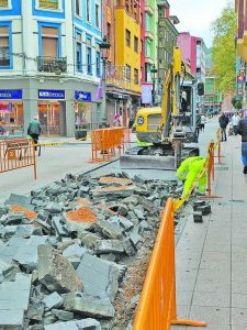 Obras de urbanización en la calle Celestino Cabeza de La Felguera.