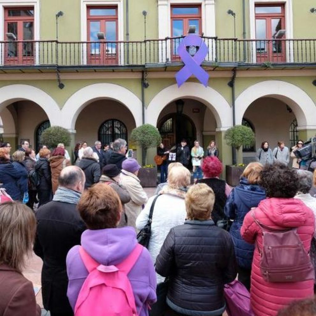 El Ayuntamiento de Langreo trasladará a los centros educativos del concejo su concentración mensual de repulsa de la violencia machista
